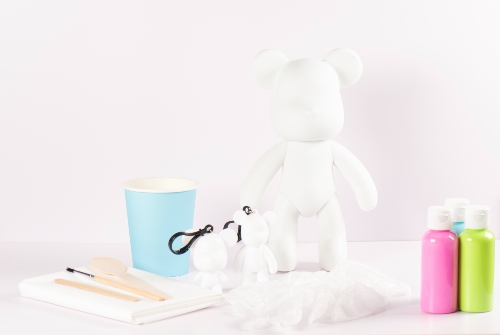 Blank bears from sizes keychains, to 33cm large for DIY Bear Kits at Fifth Unicorn, creative fluid art workshops in Newport, North Brisbane and online DIY art kits posting Australia wide. Pink, light blue and lime green paint colours and brushes for DIY art kit.