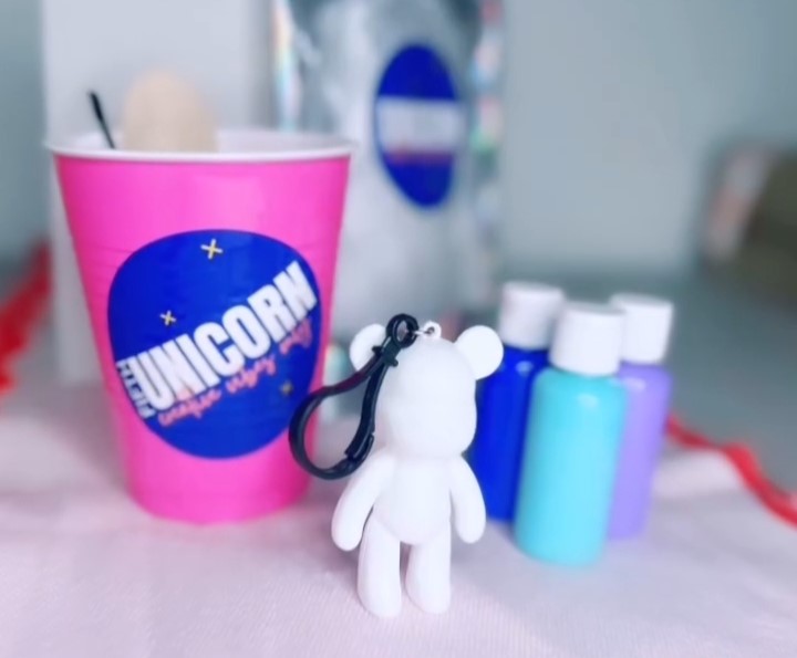 Mobile Parties - Fluid Bear DIY kit in keychain size with blue, light blue and pastel purple pour paints chosen