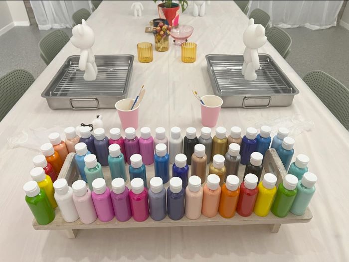 Fifth-Unicorn-Studio-Space Assortment of fluid flow paint colours for painting and completing Fluid Art on Bears at Fifth Unicorn - home of North Brisbane's Fluid Art Creative Workshops
